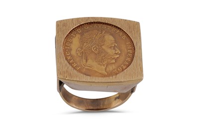 Lot 644 - A COIN RING