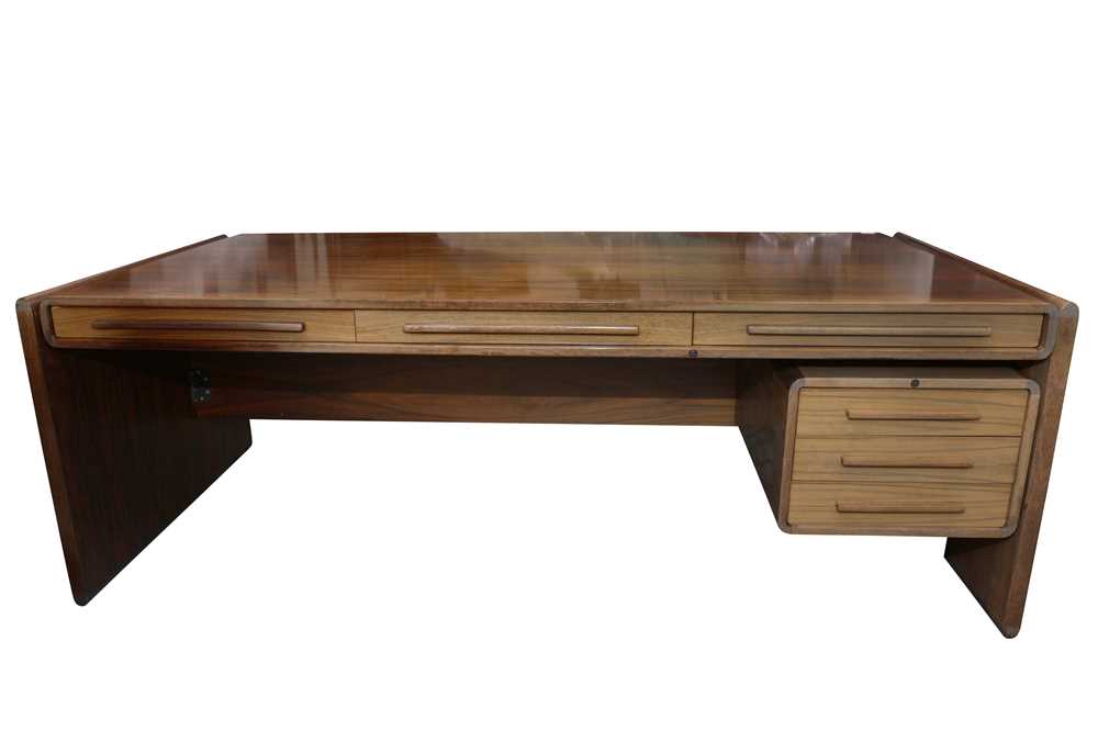 Dyrlund desk deals