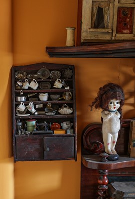 Lot 161 - DOLLS: A QUANTITY OF DOLLS HOUSE FURNITURE AND SANITARY WARE