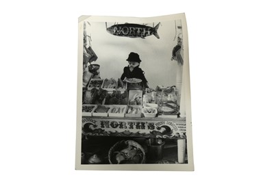 Lot 258 - DIORAMA: A DIORAMA OF A FISH SHOP MARKET STALL ENTITLED NORTH'S FRESH LOBSTERS, 20TH CENTURY
