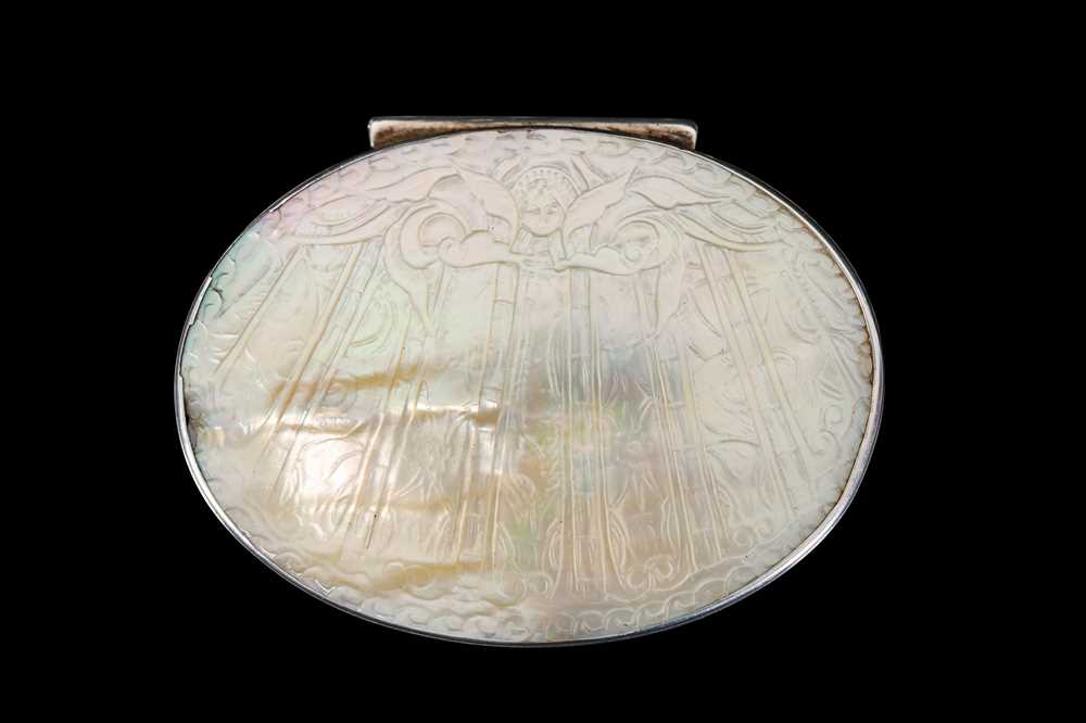 Lot 22 - A LATE 17TH / EARLY 18TH CENTURY SILVER AND MOTHER OF PEARL SNUFF BOX