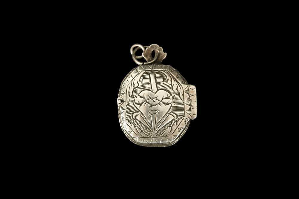Lot 20 - AN 18TH CENTURY SPANISH SILVER SACRED HEART RELIQUARY LOCKET