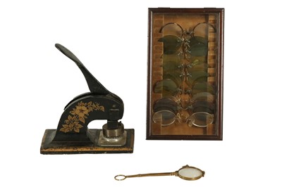 Lot 219 - DISPLAY CABINET: A MAHOGANY AND GLASS OPTICIAN'S DISPLAY CASE, LATE 19th/EARLY 20TH CENTURY