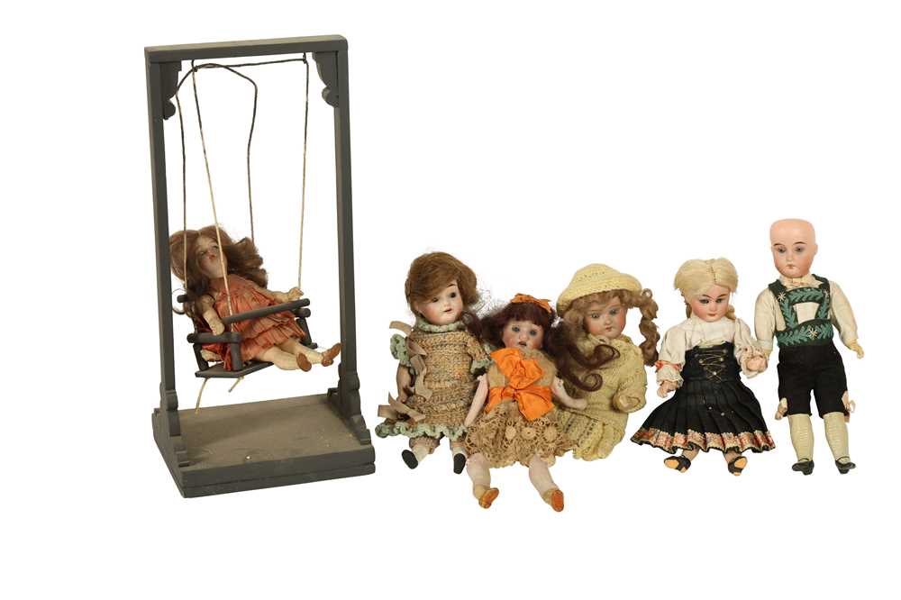 Lot 192 - DOLLS: A SIMON AND HALBIG BISQUE HEAD DOLL, EARLY 20TH CENTURY