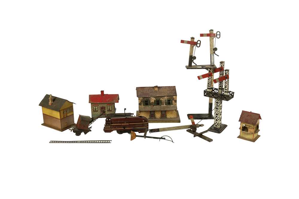 Lot 204 - TOYS: A GERMAN TIN PLATE SIGNAL, LATE 19TH/EARLY 20TH CENTURY