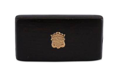 Lot 596 - AN EARLY 19TH CENTURY VICTORIAN YELLOW METAL MOUNTED OAK SNUFF BOX, DATED 1839