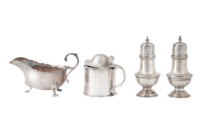 Lot 591 - A MIXED GROUP INCLUDING A VICTORIAN STERLING SILVER MUSTARD POT, LONDON 1891 BY DANIEL AND JOHN WELBY
