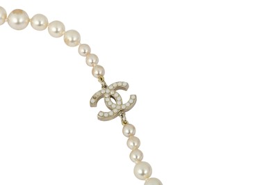 Lot 389 - Chanel Pearl CC Logo Sautoir Necklace