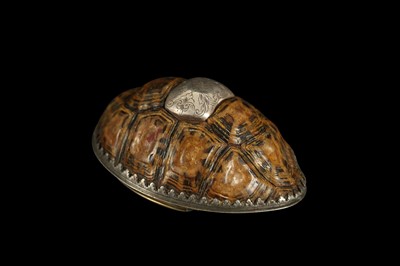 Lot 21 - A MID 18TH CENTURY STAR TOROISESHELL AND SILVER MOUNTED SNUFF BOX, PROBABLY ITALIAN