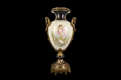 Lot 171 - A LARGE EARLY 20TH CENTURY SEVRES STYLE PORCELAIN AND GILT BRONZE MOUNTED URN