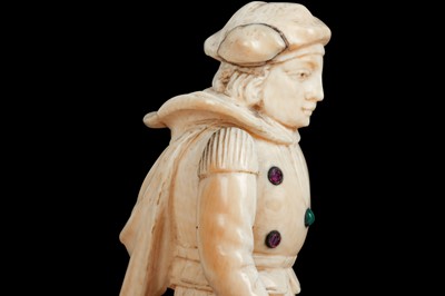 Lot 8 - A LATE 18TH / EARLY 19TH CENTURY GERMAN IVORY FIGURE OF A RENAISSANCE MAN