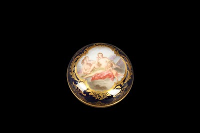 Lot 184 - A 19TH CENTURY PORCELAIN PILL BOX DECORATED WITH A SCENE AFTER BOUCHER 'VENUS AND AMOR'