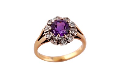 Lot 732 - AN AMETHYST AND DIAMOND RING