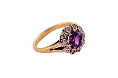 Lot 732 - AN AMETHYST AND DIAMOND RING