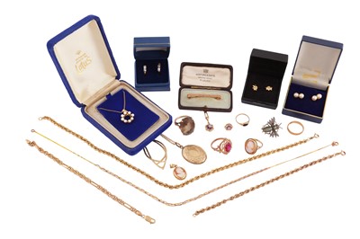 Lot 733 - A LARGE COLLECTION OF JEWELLERY