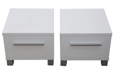 Lot 1039 - A PAIR OF WHITE LAMINATE AND STEEL BEDSIDE TABLES, CONTEMPORARY