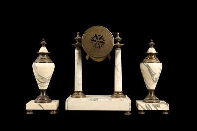 Lot 124 - AN EARLY 20TH CENTURY FRENCH MARBLE AND GILT BRASS PORTICO CLOCK GARNITURE