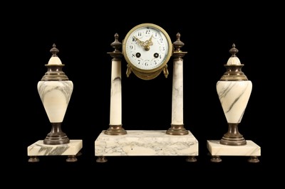 Lot 124 - AN EARLY 20TH CENTURY FRENCH MARBLE AND GILT BRASS PORTICO CLOCK GARNITURE