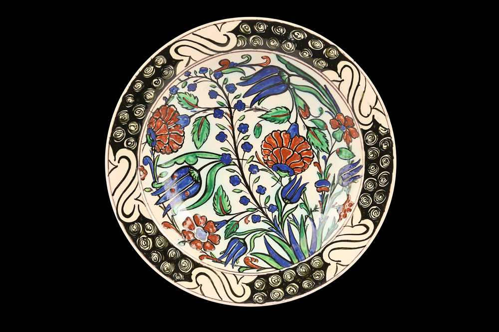 Lot 237 - A LATE 19TH CENTURY ITALIAN CANTAGALLI IZNIK STYLE DISH