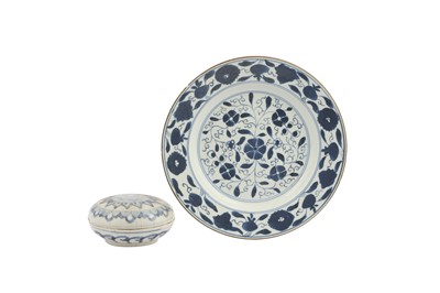 Lot 644 - A CHINESE BLUE AND WHITE CIRCULAR BOX AND COVER AND A DISH.
