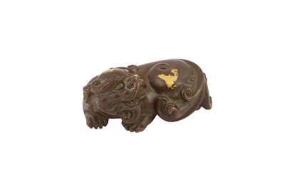 Lot 650 - A CHINESE GOLD-SPLASHED BRONZE 'LION DOG' PAPERWEIGHT.