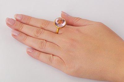 Lot 21 - A pink tourmaline single-stone ring