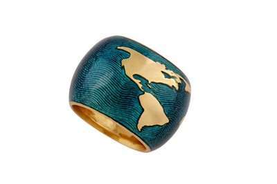 Lot 80 - An enamel globe ring