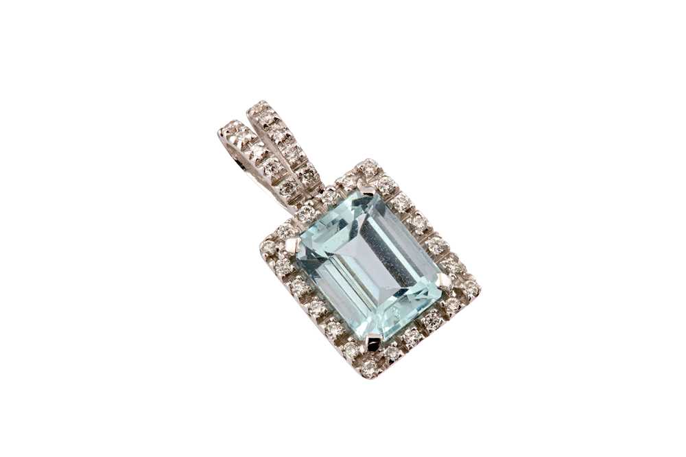 Lot 66 - An aquamarine and diamond pendant