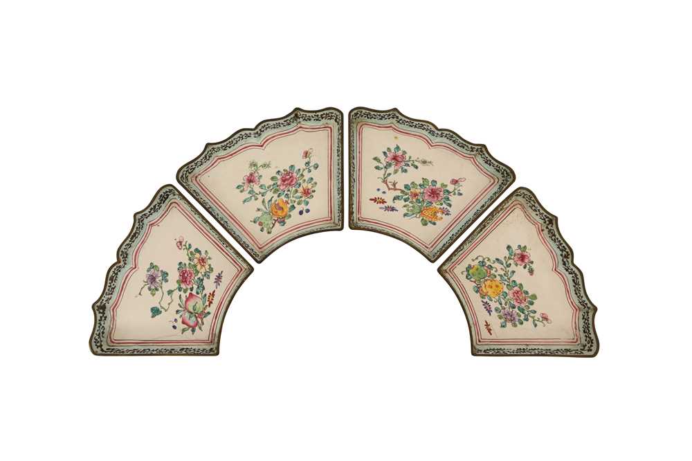Lot 213 - A SET OF FOUR CHINESE FAMILLE ROSE CANTON ENAMEL FAN SHAPED TRAYS.