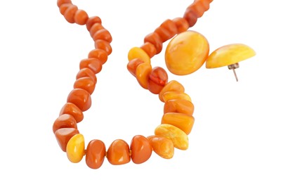 Lot 100 - An amber necklace and earrings