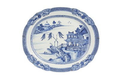 Lot 455 - A LARGE CHINESE BLUE AND WHITE 'LANDSCAPE' TUREEN STAND.