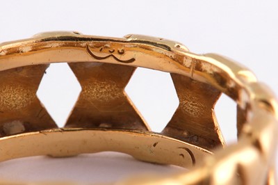 Lot 759 - A BAND RING