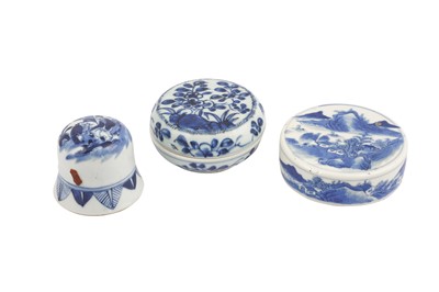 Lot 279 - A SMALL COLLECTION OF CHINESE BLUE AND WHITE PORCELAIN.