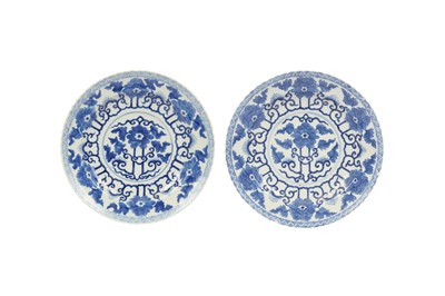 Lot 176 - A PAIR OF CHINESE BLUE AND WHITE DISHES.