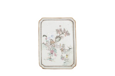 Lot 432 - A CHINESE FAMILLE ROSE PORCELAIN TRAY, 19TH CENTURY