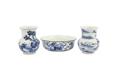 Lot 280 - A PAIR OF CHINESE BLUE AND WHITE ZHADOU TOGETHER WITH A 'LION DOGS' DISH.