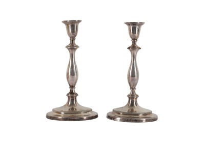 Lot 876 - A PAIR OF GEORGE III NEO-CLASSICAL OLD SHEFFIELD PLATE CANDLESTICKS, SHEFFIELD CIRCA 1790