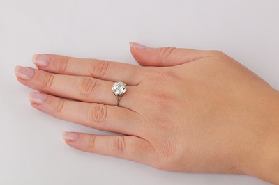 Lot 92 - A diamond single-stone ring