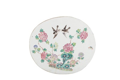 Lot 434 - A CHINESE PORCELAIN OVAL PLAQUE, LATE 19TH CENTURY