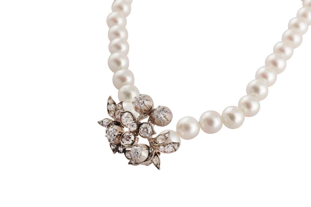Lot 51 - A cultured pearl necklace with a diamond spacer