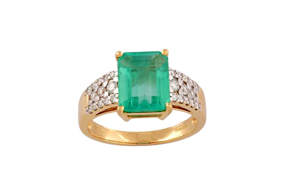 Lot 153 - An emerald and diamond ring