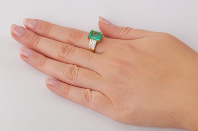 Lot 153 - An emerald and diamond ring