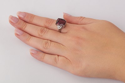 Lot 190 - A tourmaline and diamond ring