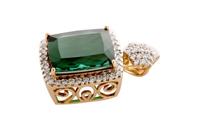 Lot 146 - A green tourmaline, gold and diamond pendant