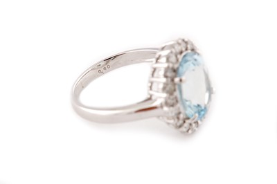 Lot 67 - An aquamarine and diamond cluster ring