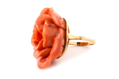 Lot 123 - λ  A CORAL DRESS RING