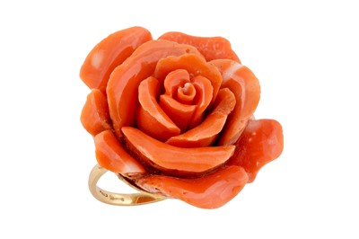 Lot 116 - λ  A coral dress ring
