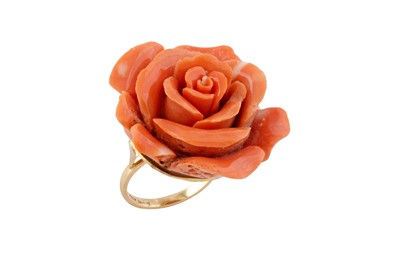Lot 143 - λ  A coral dress ring