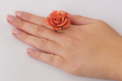 Lot 143 - λ  A coral dress ring