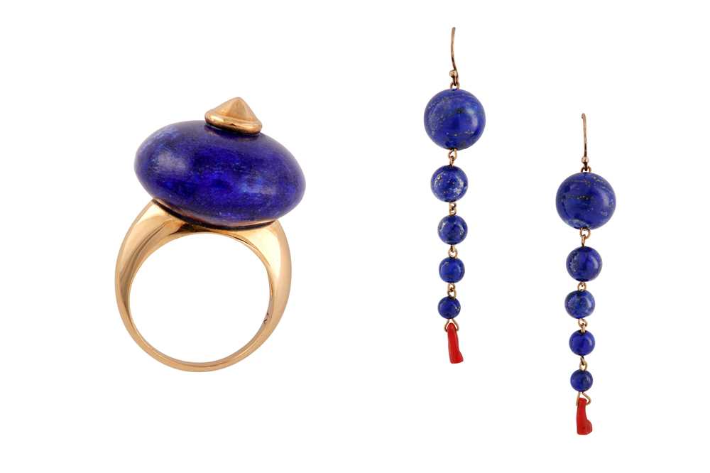 Lot 78 - λ A lapis lazuli ring and earrings